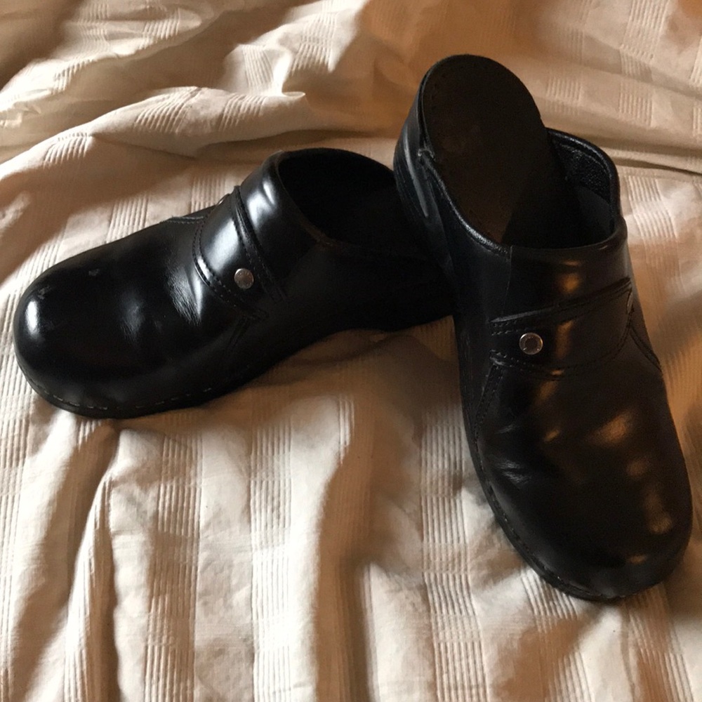 Dansko open back clogs. Black w/silver rivets 39